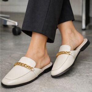 SCHUTZ Women's Desmond Pearl Mule with Gold Chain New in Box